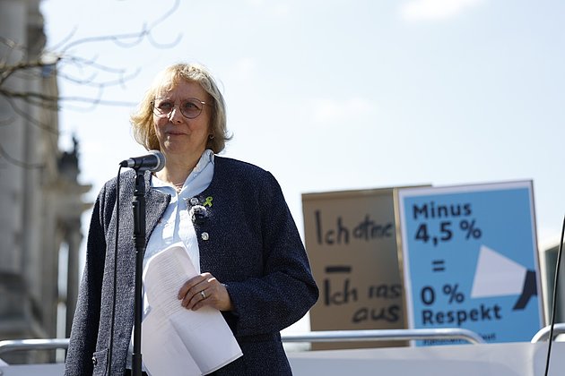 Cornelia Metge, Bundespsychotherapeutenkammer, auf der Groß-Demo in Berlin (Quelle: Holger Groß)