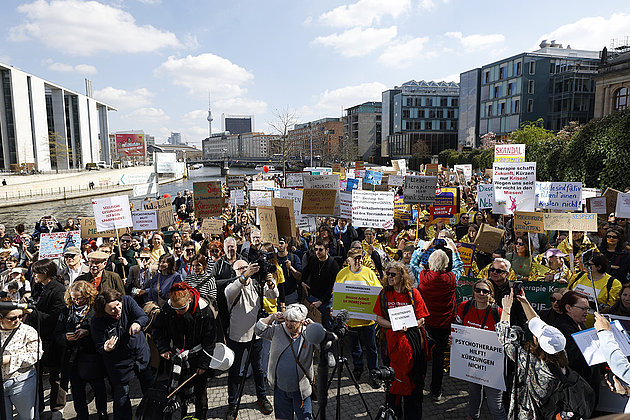 Demonstrierende auf der Groß-Demo in Berlin (Quelle: Holger Groß)