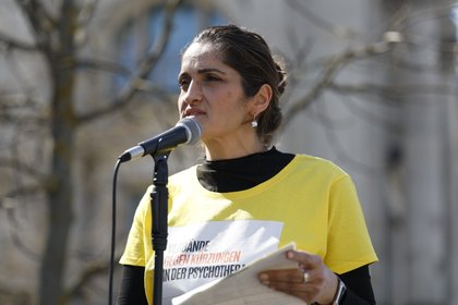 Sema Akbunar (DGVT-Berufsverband) auf der Groß-Demo in Berlin (Quelle: Holger Groß)