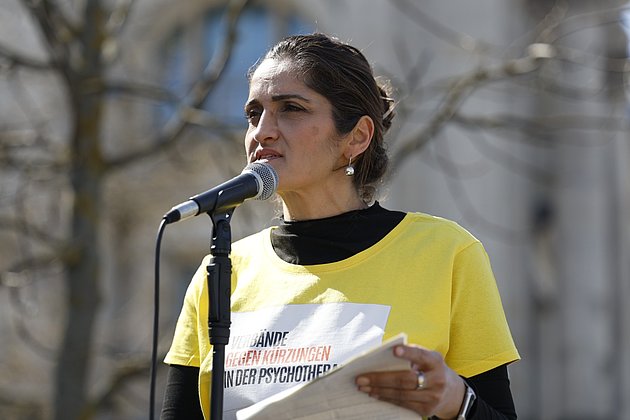 Sema Akbunar (DGVT-Berufsverband) auf der Groß-Demo in Berlin (Quelle: Holger Groß)