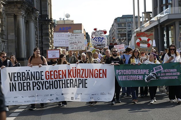 Demonstrierende auf der Groß-Demo in Berlin (Quelle: Holger Groß)