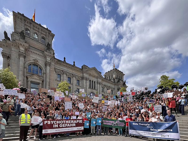 Foto von der Demo in Berlin gegen Kürzungen in der Psychotherapie am 8. Juni 2026
