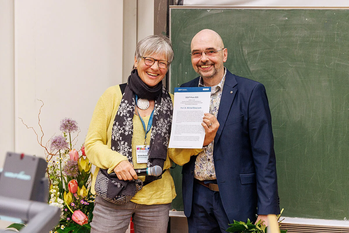 Foto von DGVT-Vorständin Monika Bormann und DGVT-Preisträger Prof. Dr. Michael Borg-Laufs